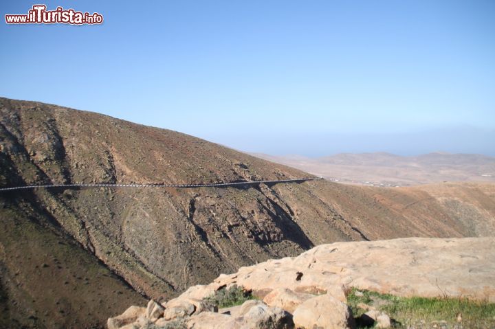 Immagine Il tragitto che porta al comune portoghese di Pajara, Fuerteventura - Oltre al fatto che si estende per circa 20 km, qui la differenza la fa l'altitudine. Sono e non pochi, ben 450 metri di altezza che fanno venire i brividi a qualunque guidatore ma non lo fanno desistere dal percorrere la strada che porta a Pajara-Betancuria.