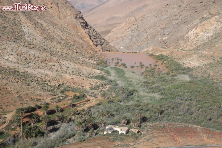 Immagine Vista panoramica di Betancuria e il suo parco rupestre, Fuerteventura - Montagne così sviluppate da sembrare che ci si trovi al cospetto di chissà quale divinità naturale mistica. Qui in questo paesaggio che sembra abbandonato ma in realtà è tutt'altro che lasciato al caso, si possono ammirare vedute altissime e sentirsi piccoli al cospetto di uno spettacolo così superlativo.