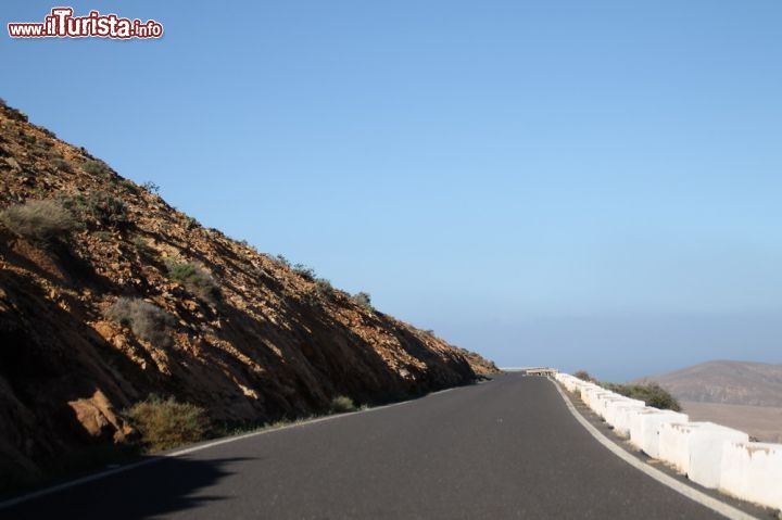 Immagine Strada verso Pajara, Fuerteventura (Isole Canarie) - Generosa, alta, sembra la location ideale per qualsiasi film a sfondo on the road. Qui verso Betancuria, ci troviamo di fronte ad una strada che ha un'altitudine di circa 450 metri. Molti turisti decidono di percorrerla in moto per ammirarla in tutta la sua bellezza.