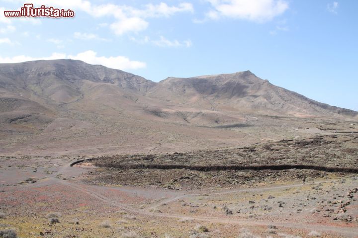 Immagine Terra risalente all'epoca preistorica di Fuerteventura, Spagna - Spesso qui avvengono moltissime gite, di solito accompagnate da una guida esperta, il cui scopo è tornare indietro nel tempo preistorico, ai tempi del villaggio majorero. Come si può supporre guardando l'immagine non sono rari gli animali che si possono incontrare, soprattutto falchi pellegrini, scoiattolini, corvi imperiali e capre majorere, tanto apprezzate soprattutto dai bambini per via del loro aspetto piuttosto buffo.