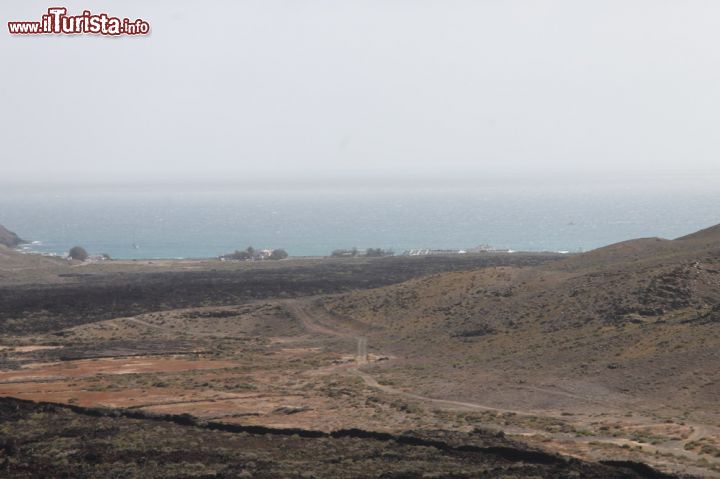 Immagine Il villaggio Majorero preistorico di Fuerteventura (Spagna) - A soli pochi km dalla spiaggia di Pozo Negro, sita a sud di Caleta de Fuste, si erge in tutta la sua capacità evocativa un sito preistorico di assoluta importanza. Si tratta di un villaggio raggiungibile a piedi ovviamente, risalente al tempo in cui i popoli tribali passarono da Fuerteventura non senza lasciar traccia, proprio la stessa che si può vedere oggi nella sua terra e nella sua natura.