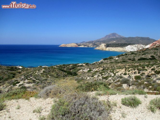 Immagine Fyriplaka: una vista dall'alto della baia di Fyriplaka, sulla costa meridionale dell'isola di Milos. Accanto alla baia princiapale se ne trova un'altra, più piccola, dove sorge l'incantevole spiaggia di Tsigrado.