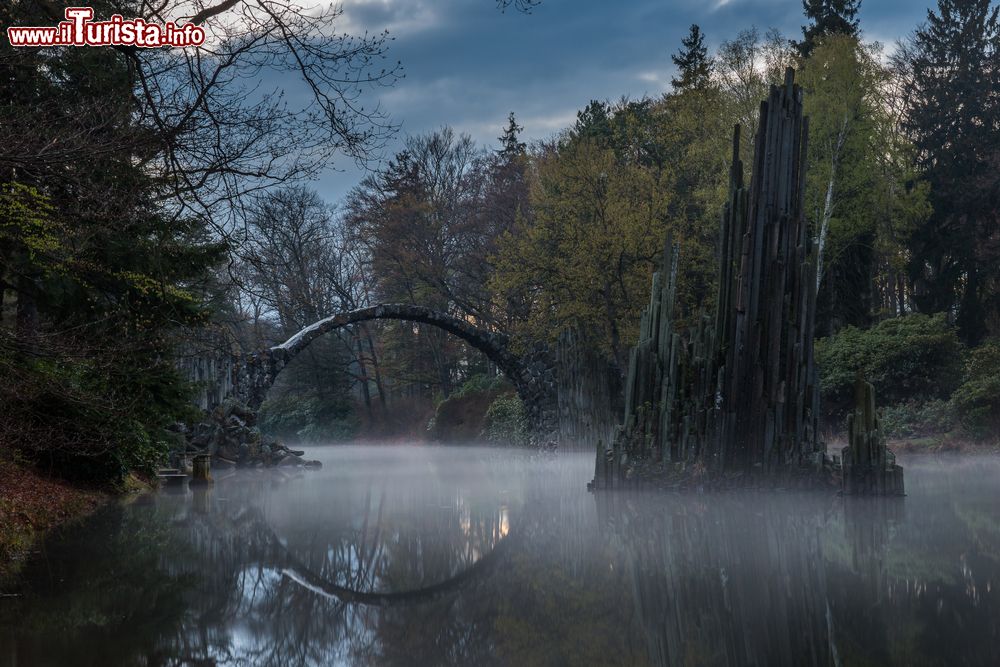 Immagine Gablenz, Sassonia: il Ponte del Diavolo di Kromlau in una mattina d'autunno in Germania