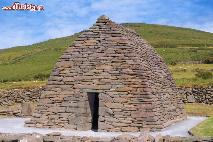Immagine Gallarus Oratory vicino a Dingle, Irlanda. Questa chiesa in miniatura del IX° secolo si trova nei pressi di Dingle, nella contea di Kerry. La forma con cui è stata modellata ricorda quella di una barca rovesciata - © Jane McIlroy / Shutterstock.com