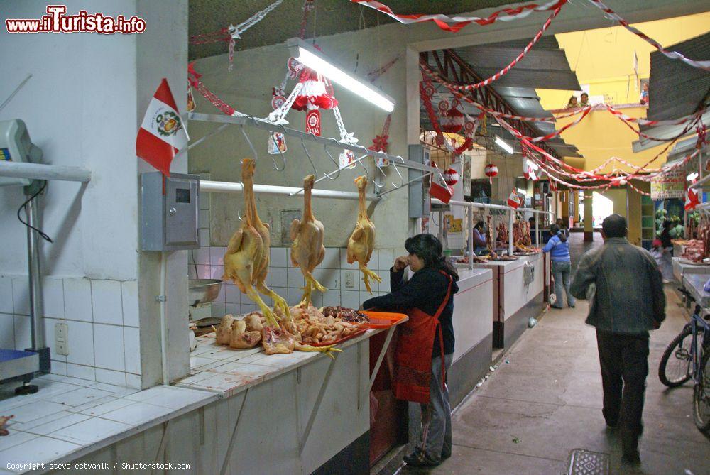 Immagine Galline pronte per essere vendute in un banco macelleria nel mercato di Huaraz, Perù - © steve estvanik / Shutterstock.com