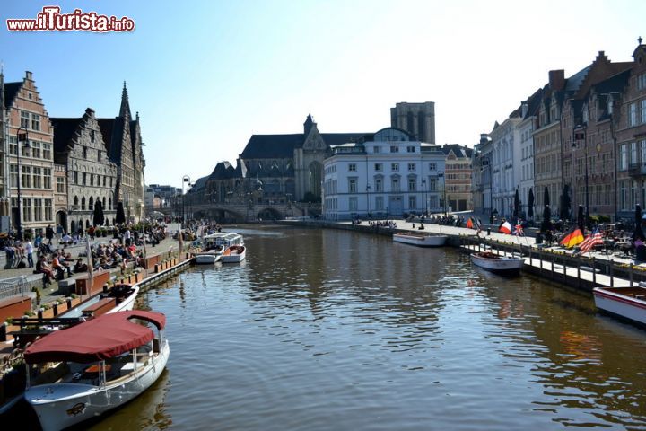 Immagine Gand, Belgio: sulla sinista Graslei, sulla destra Korenlei, sono le due strade in cui si concentra gran parte del turismo di Gand e probabilmente anche le più fotografate della città.