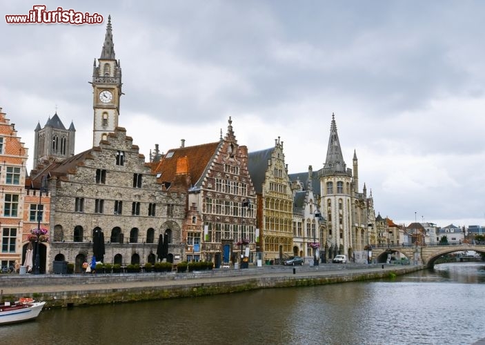 Immagine Il corso del Lys, uno dei due fiumi che scorre tra gli edifici storici del centro di Gand (Gent), nelle Fiandre.