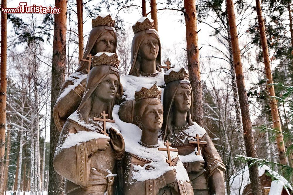 Immagine Ganina Yama, Ekaterinburg, Russia: il monumento ai Bambini Reali. Qui nella notte del 17 Luglio 1918, dopo l'esecuzione, i corpi dei bambini vennero gettati nella fossa - © EhayDy / Shutterstock.com