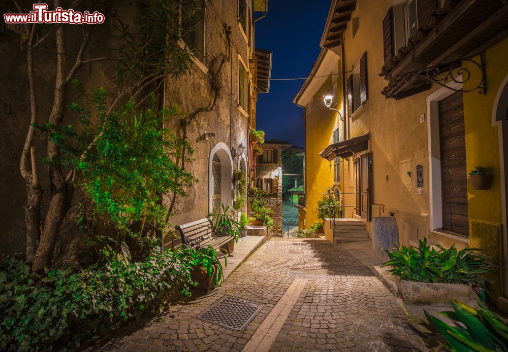 Immagine Gargnano by night, Lombardia, Italia. Un vicolo acciottolato del centro storico cittadino.