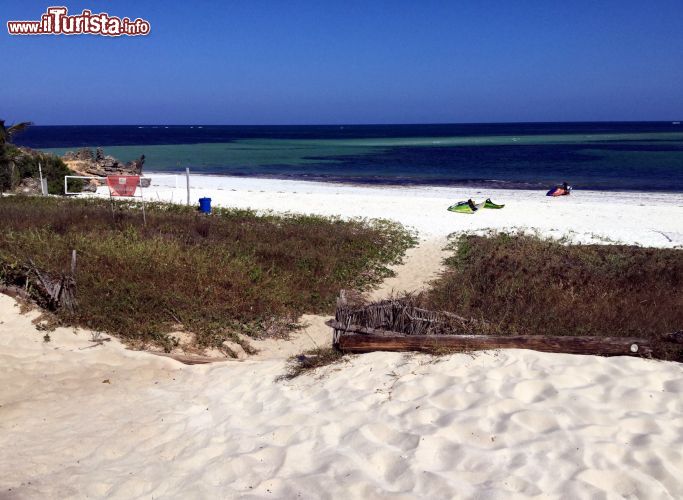 Immagine Garoda Beach Resort (Watamu): la spiaggia del Garoda Beach Resort e le acque turchesi che, con la bassa marea, lasciano affiorare una lingua di sabbia che si protende nel mare.