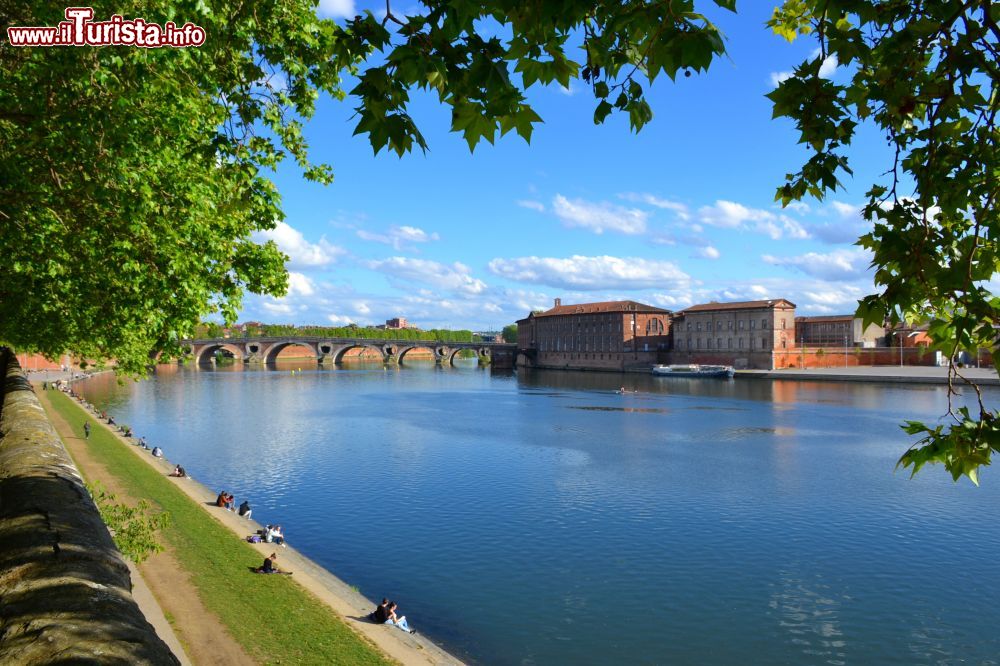 Immagine Il fiume Garonne attraversa la città di Tolosa (Toulouse)  nella regione dell'Occitania, sud-ovest della Francia.
