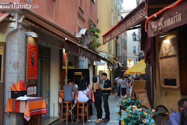 Immagine Gatronomia e ristoro nel quartiere storico di Nizza, Francia. Due dei tanti ristoranti che si affacciano sulle vie della vecchia Nizza dove non manca la possibilità di assaporare le specialità italiane.