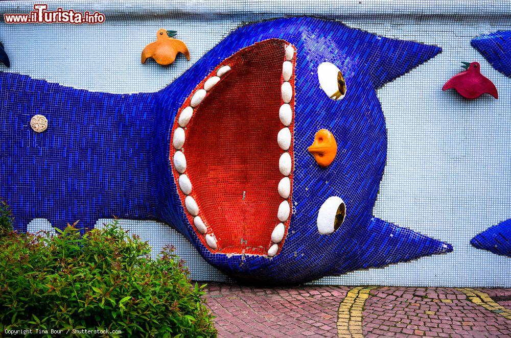 Immagine Un divertente gatto fatto di mosaici sul muro di un viale di Kiev, Ucraina - © Tina Bour / Shutterstock.com