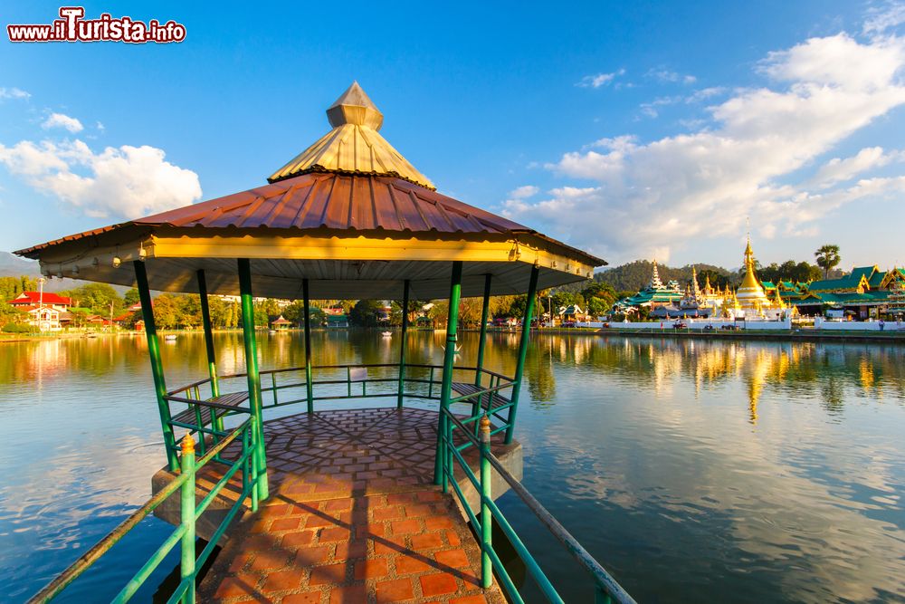 Immagine Gazebo sullo stagno di Nong Jong Kham nella provincia di Mae Hong Son, nord della Thailandia.