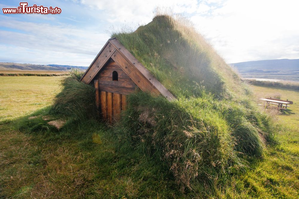 Immagine Geirsstadakirkja la tipica chiesa in torba lungo la Ring Road orientale in Islanda