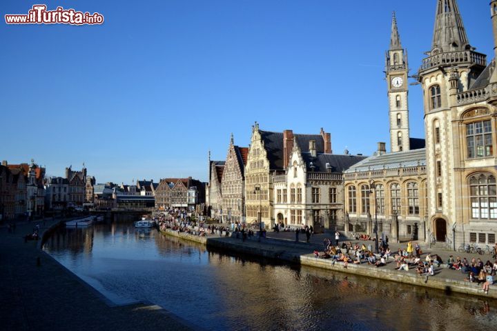 Immagine Gent, Belgio: il capoluogo delle Fiandre Orientali è un vero gioiello architettonico. Tra i fiumi e i canali del centro svettano i tetti dei palazzi nobiliari e le tante torri cittadine.