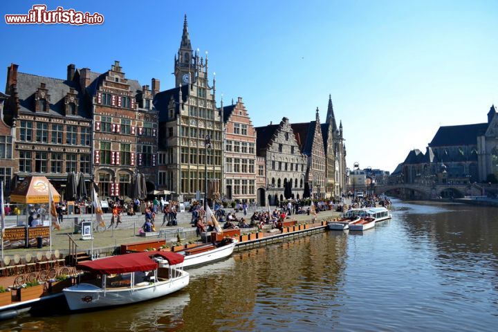 Immagine Gent, Graslei: è l'immagine tipica del turismo a Gent. Su questo tratto di fiume si affollano studenti, turisti e semplici cittadini per godersi il viavai di persone e le splendide giornate di sole primaverile.