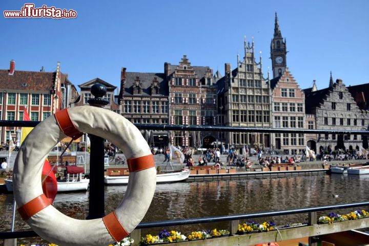Immagine Gent, il lungofiume: tra i tipici edifici fiamminghi del centro, alti e stretti, navigano tutto il giorno le barche destinate alle gite turistiche.