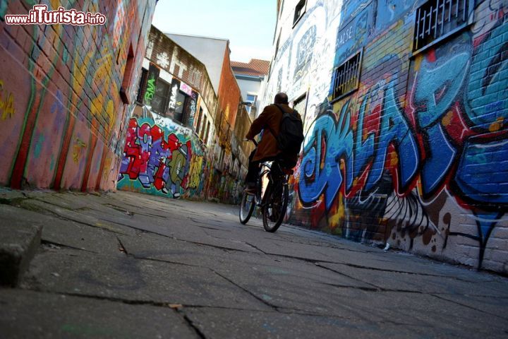 Immagine Gent, Werregarenstraat: questo vicolo proprio di fronte al Municipio è completamente colmo di graffiti. Pur essendo per la maggior parte semplici "firme", merita sicuramente un'occhiata per scattare qualche foto.