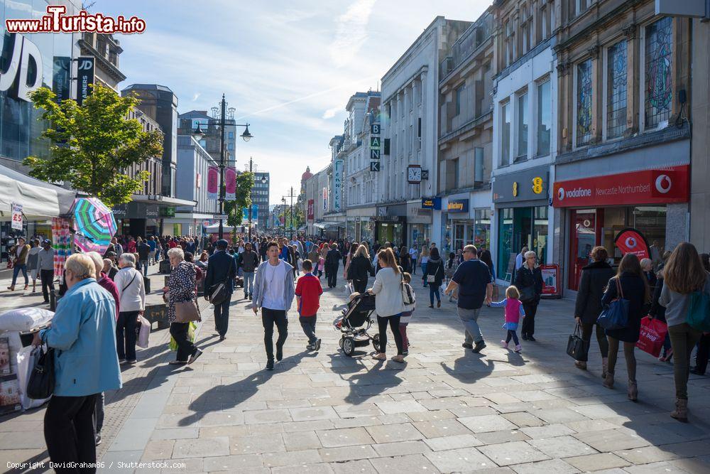 Immagine Gente a Northumberland Street nel centro di Newcastle upon Tyne, Inghilterra. E' una delle principali strade del centro cittadino dedicata allo shopping: qui si trovano i marchi più noti dell'abbigliamento e della cosmesi, banche, caffé e ristoranti. E' una delle zone più costose fuori da Londra per acquistare un esercizio commerciale - © DavidGraham86 / Shutterstock.com