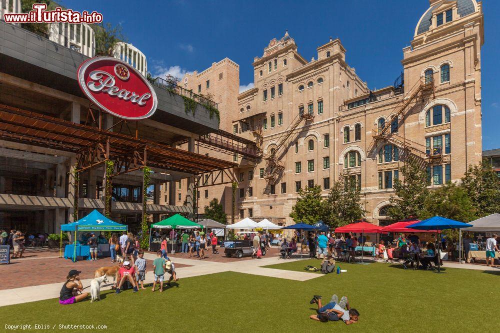 Immagine Gente a passeggio e in shopping al mercato dei contadini di The Pearl Brewery, San Antonio, Texas - © Eblis / Shutterstock.com