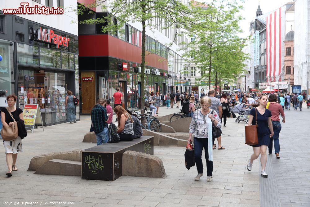 Immagine Gente a passeggio in Grimmaische Street a Lipsia (Germania) per fare shopping - © Tupungato / Shutterstock.com