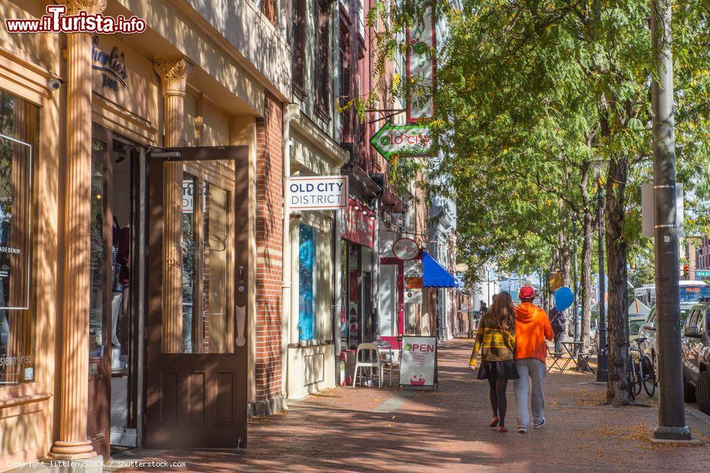 Immagine Gente a passeggio in Market Street nella vecchia città di Philadelphia, Pennsylvania (USA) - © littlenySTOCK / Shutterstock.com