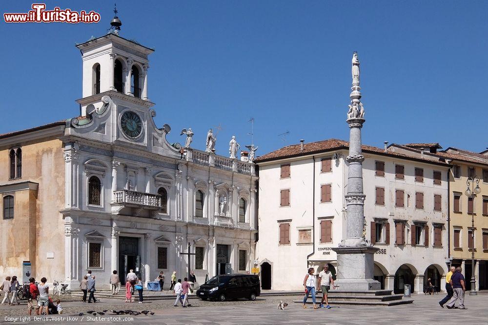 Immagine Gente a passeggio in piazza Giacomo Matteotti a Udine, Friuli Venezia Giulia. Fu intitolata al deputato Matteotti, assassinato nel 1924, dopo la Seconda Guerra Mondiale - © Denis.Vostrikov / Shutterstock.com