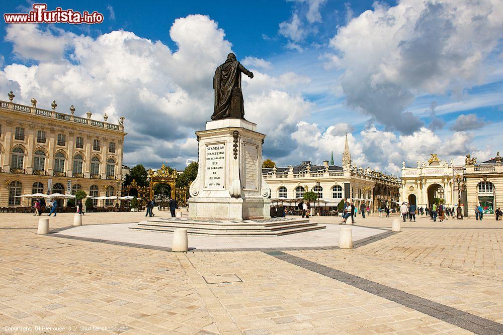 Immagine Gente a passeggio in piazza Stanislao, area pedonale nella città di Nancy (Francia). Al centro sorge la statua di Stanislao I° - © Oliverouge 3 / Shutterstock.com