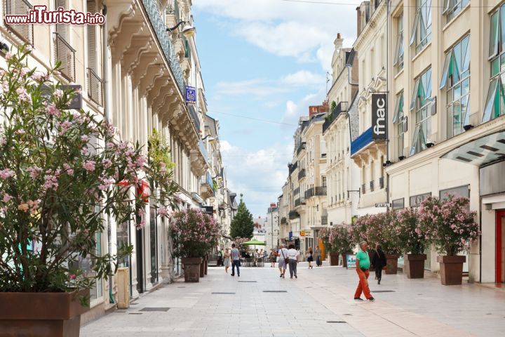 Immagine Gente a passeggio in Rue Lenepveu nel cuore di Angers, Francia - © 210319693 / Shutterstock.com