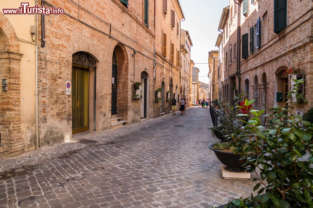 Immagine Gente a passeggio in una strada del centro di Recanati, Marche.