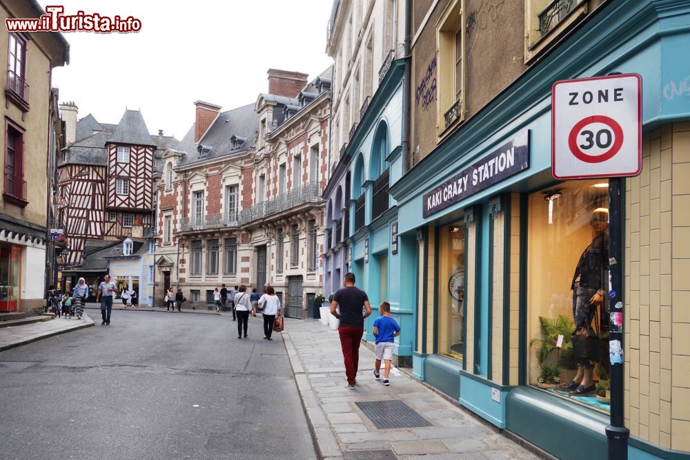 Immagine Gente a passeggio in una strada di Rennes, Francia. Sullo sfondo, una tipica casa a graticcio.