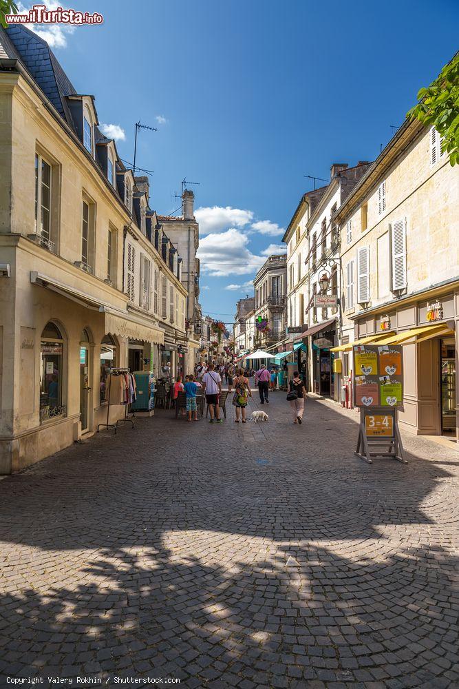 Immagine Gente a passeggio in una strada pedonale del centro di Cognac, Francia, in estate - © Valery Rokhin / Shutterstock.com