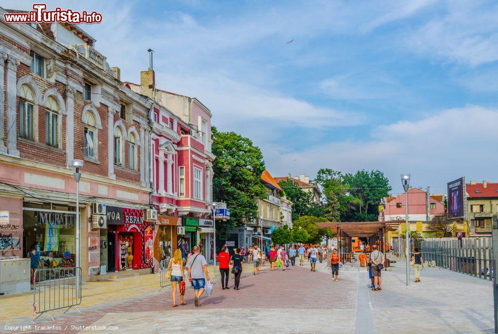 Immagine Gente a passeggio in una strada pedonale del centro di Varna, Bulgaria - © trabantos / Shutterstock.com