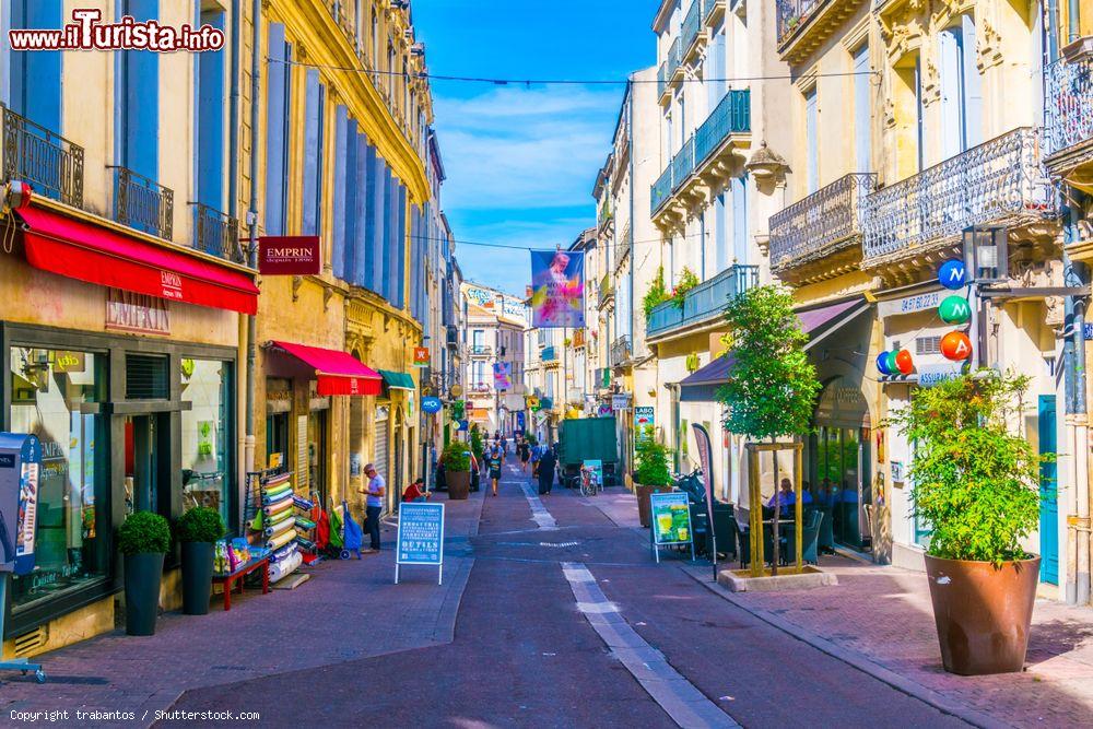 Immagine Gente a passeggio in una stradina del centro di Montpellier, Francia, in estate - © trabantos / Shutterstock.com