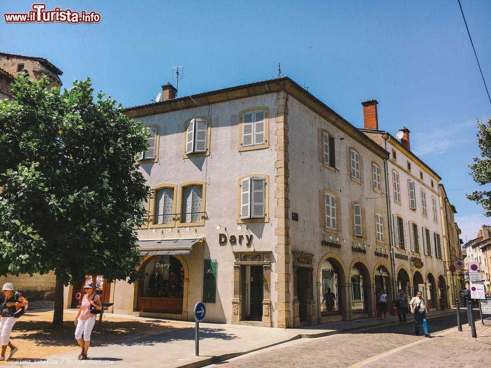 Immagine Gente a passeggio in una via dello shopping nel centro di Cluny, Borgogna-Franca Contea (Francia) - © fotoliza / Shutterstock.com