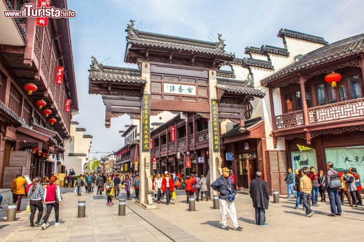 Immagine Gente a passeggio nel centro antico di Nanjing, Cina - © Meiqianbao / Shutterstock.com