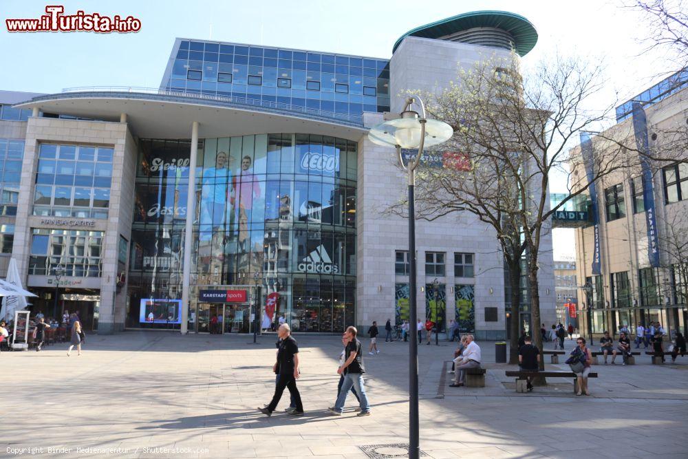 Immagine Gente a passeggio nel centro di Dortmund (Germania). Sullo sfondo, negozi e ristoranti alla Biaser Fountain - © Binder Medienagentur / Shutterstock.com