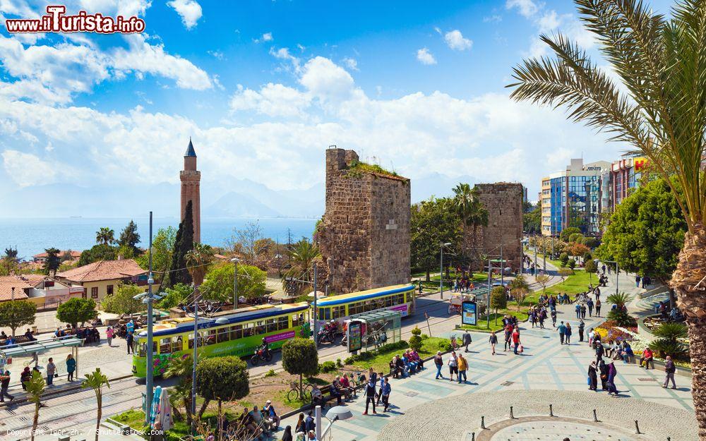 Immagine Gente a passeggio nel centro storico di Antalya, Turchia: la Torre dell'Orologio, la Tekeli Mehmet Pasa Mosque e la Yivli Minare Mosque (nota anche come Moschea di Aladino) - © Igor Zh. / Shutterstock.com