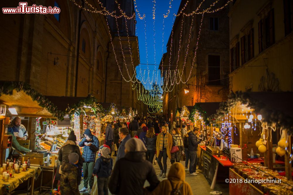 Immagine Gente a passeggio nel centro storico di Montepulciano, Siena, by night, durante il periodo dell'Avvento.
