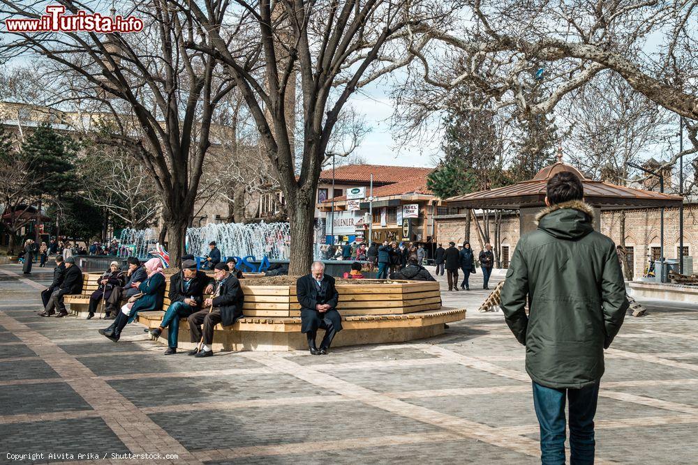 Immagine Gente a passeggio nel parco vicino alla Orhan Gazi Mosque (Orhan Camii) di Bursa, Turchia - © Aivita Arika / Shutterstock.com