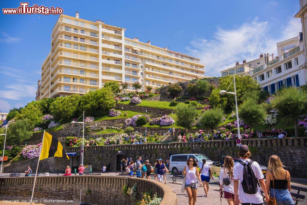 Immagine Gente a passeggio nella cittadina francese di Biarritz, Costa Basca - © Sun_Shine / Shutterstock.com