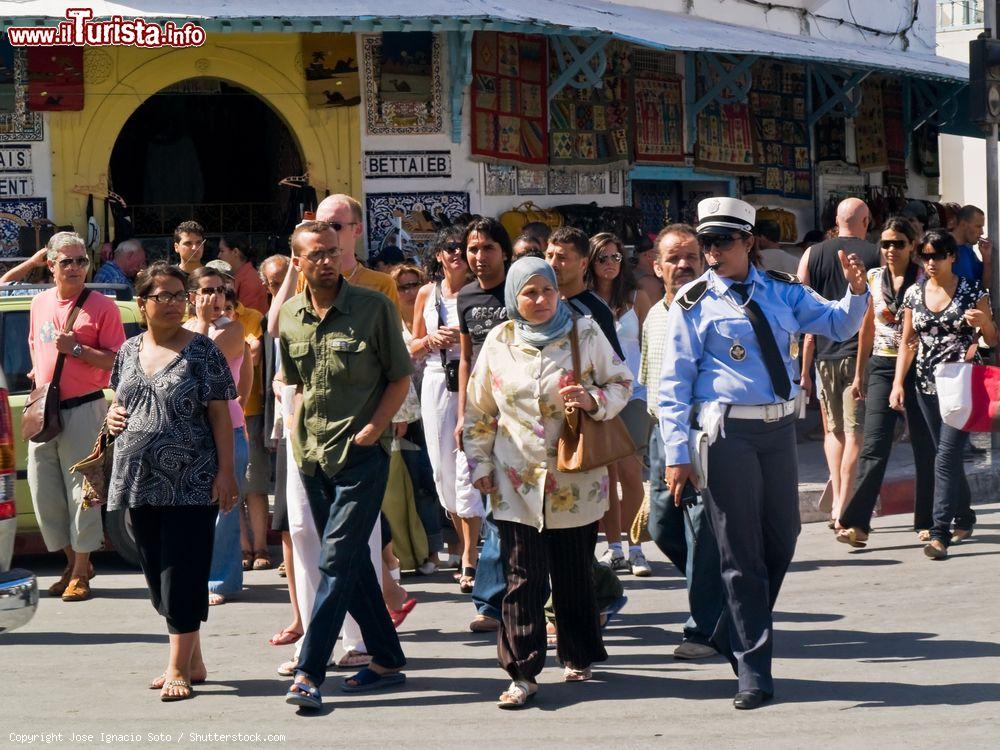 Immagine Gente a passeggio nelle strade di Nabeul, Tunisia. Turisti e abitanti si mescolano fra di loro per le strade di questa cittadina della costa nordorientale - © Jose Ignacio Soto / Shutterstock.com
