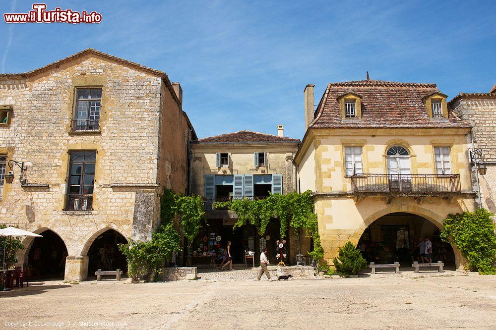 Immagine Gente a passeggio per il centro del borgo di Monpazier, Dordogna (Francia). Questa località vanta ben 30 edifici classificati come monumenti storici - © Oliverouge 3 / Shutterstock.com