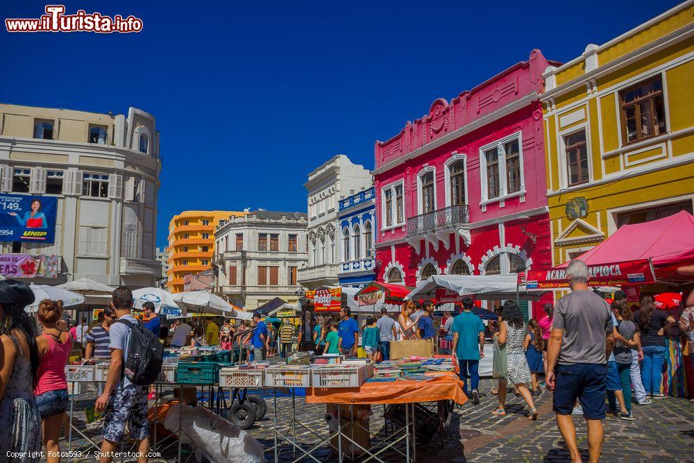 Immagine Gente a passeggio per il mercato locale di Curitiba, Brasile. Sullo sfondo le tipiche case dalle facciate variopinte - © Fotos593 / Shutterstock.com