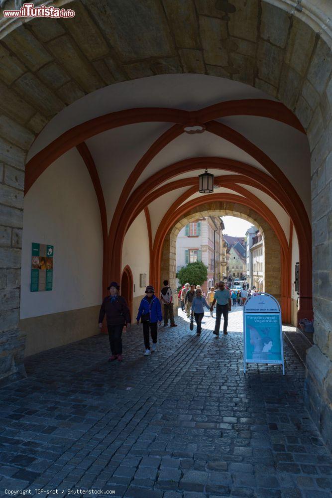 Immagine Gente a passeggio sotto un porticato nel centro di Bamberga, Germania - © TGP-shot / Shutterstock.com