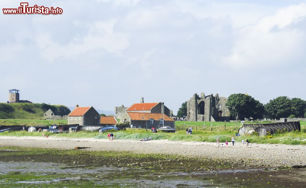 Immagine Gente a passeggio sulla costa di Lindisfarne, Inghilterra.