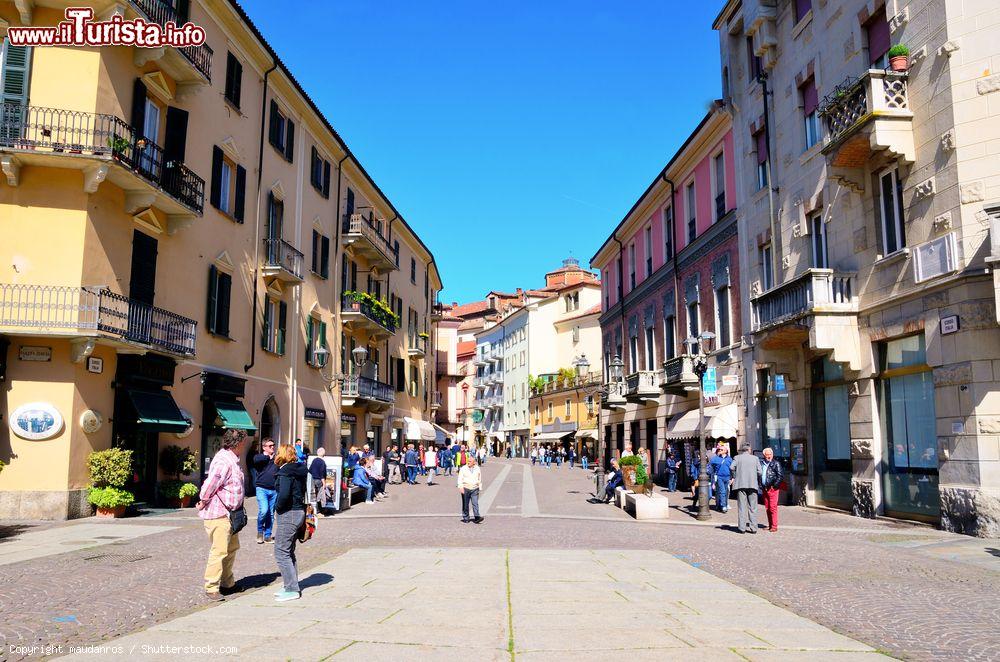 Immagine Gente a piedi nel centro storico di Acqui Terme, Piemonte - © maudanros / Shutterstock.com