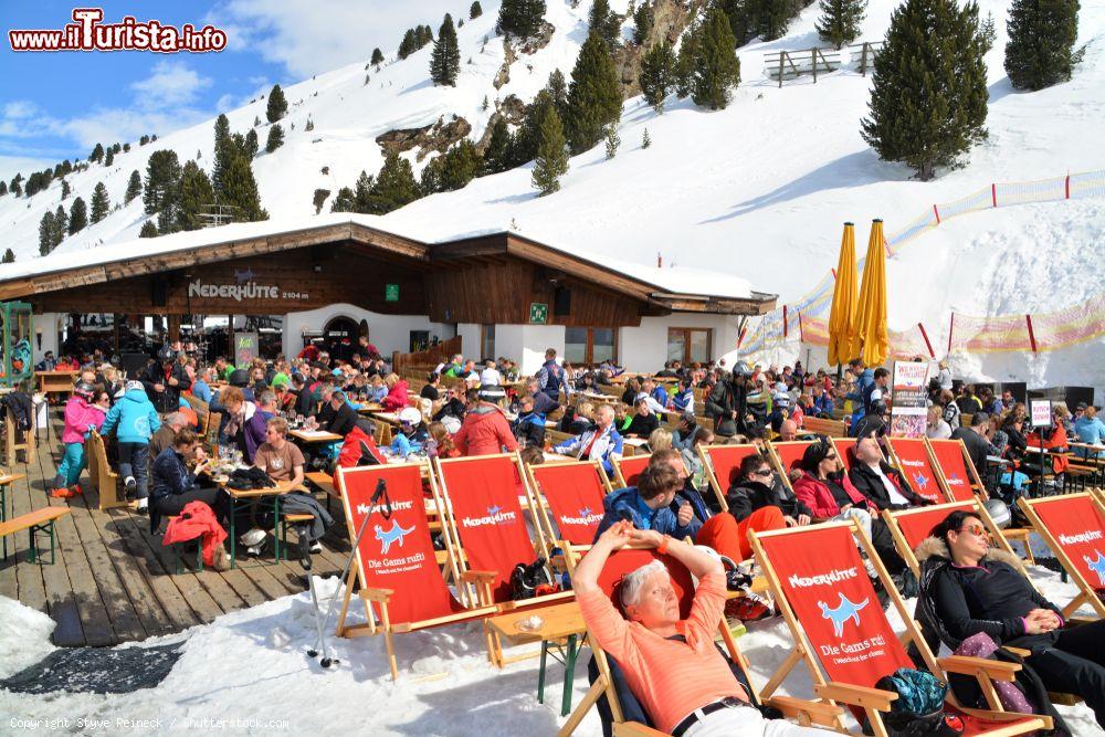 Immagine Gente a pranzo e in relax al ristorante Nederhuette di Obergurgl, fra i più famosi del comprensorio sciistico in Tirolo (Austria) - © Styve Reineck / Shutterstock.com