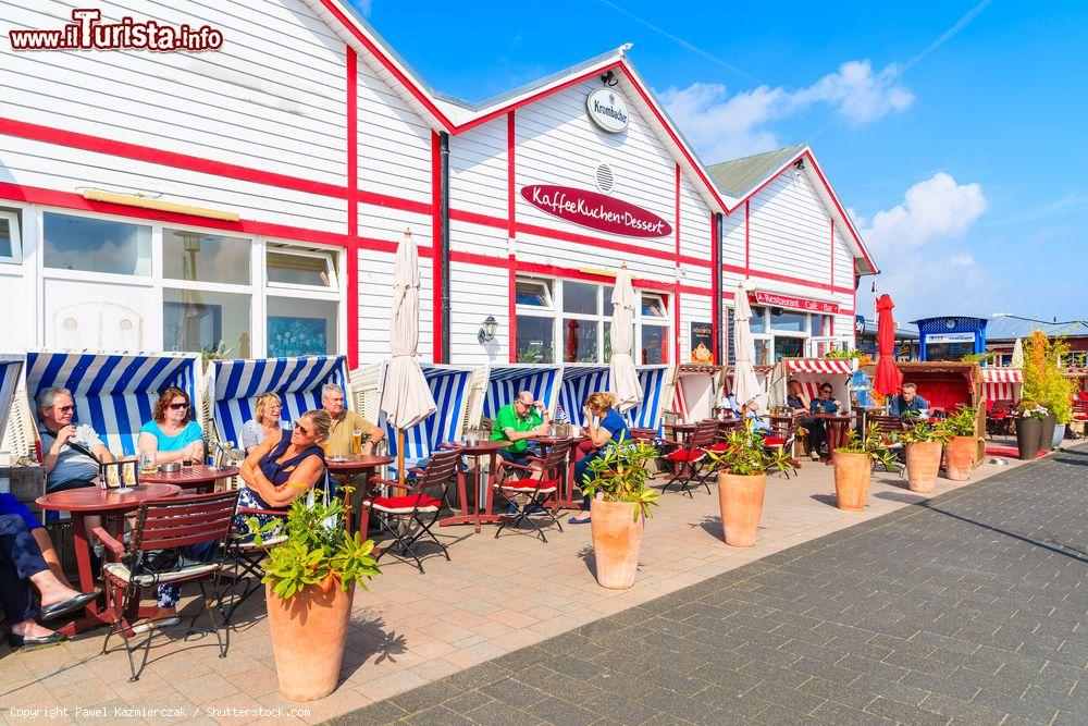 Immagine Gente a pranzo in un ristorante sulla spiaggia nel porto di List, a nord dell'isola di Sylt, Germania - © Pawel Kazmierczak / Shutterstock.com